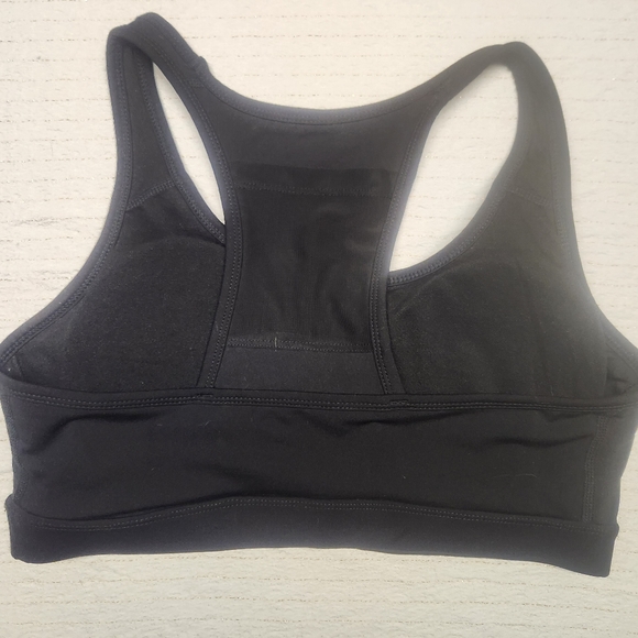 Reebok Sports Bra with rear mesh media pocket and removable padding- size Large - Picture 2 of 9